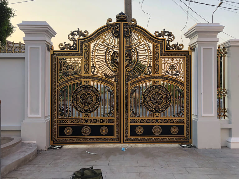 cửa cổng tự động nhôm đúc