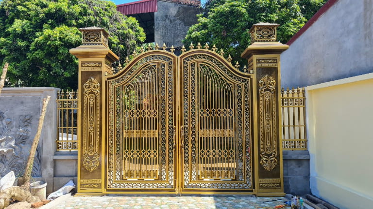 thi công cổng nhôm đúc