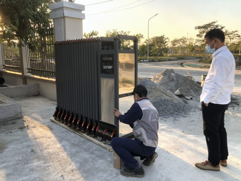 Lắp đặt cổng công ty