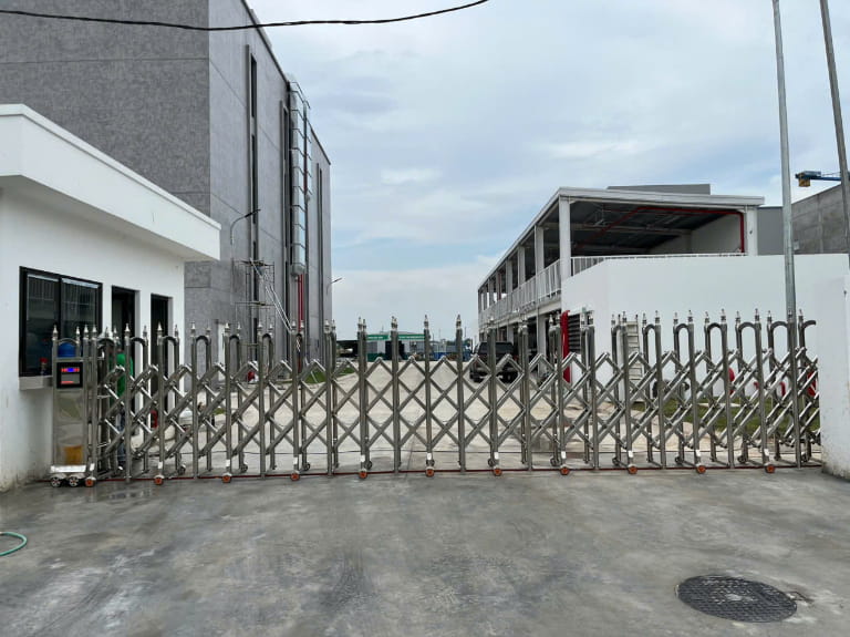 Cổng xếp inox tự động khu công nghiệp