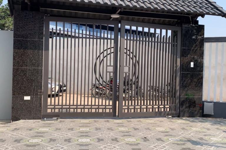 Cổng tự động tăng cường an ninh nhờ khóa điện, khả năng kiểm soát ra vào và tích hợp các hệ thống giám sát thông minh.