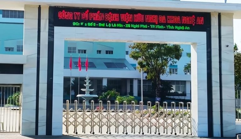 cổng xếp inox cho bệnh viện