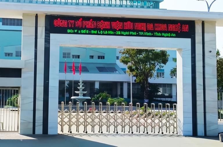 cổng xếp inox cho bệnh viện