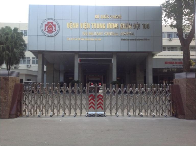 Cổng xếp inox cho bệnh viện