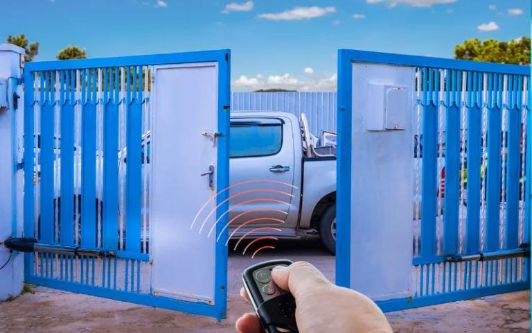 Màu sơn cổng đẹp cho nhà phố hiện đại
