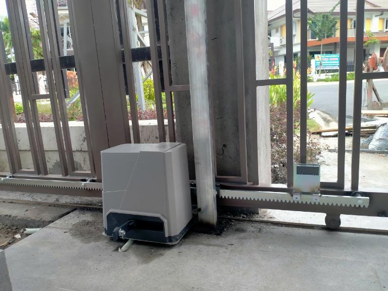 Cửa tự động chạy chậm do motor suy yếu