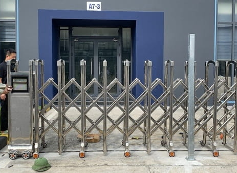 cổng xếp inox cho khách sạn