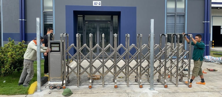 cổng xếp inox cho khách sạn
