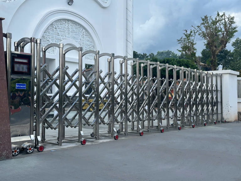 Giải pháp cổng xếp inox cho khách sạn từ Cổng Hồng Môn