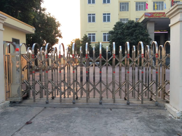 Tiêu chí an ninh và vận hành êm cho cổng xếp inox khách sạn