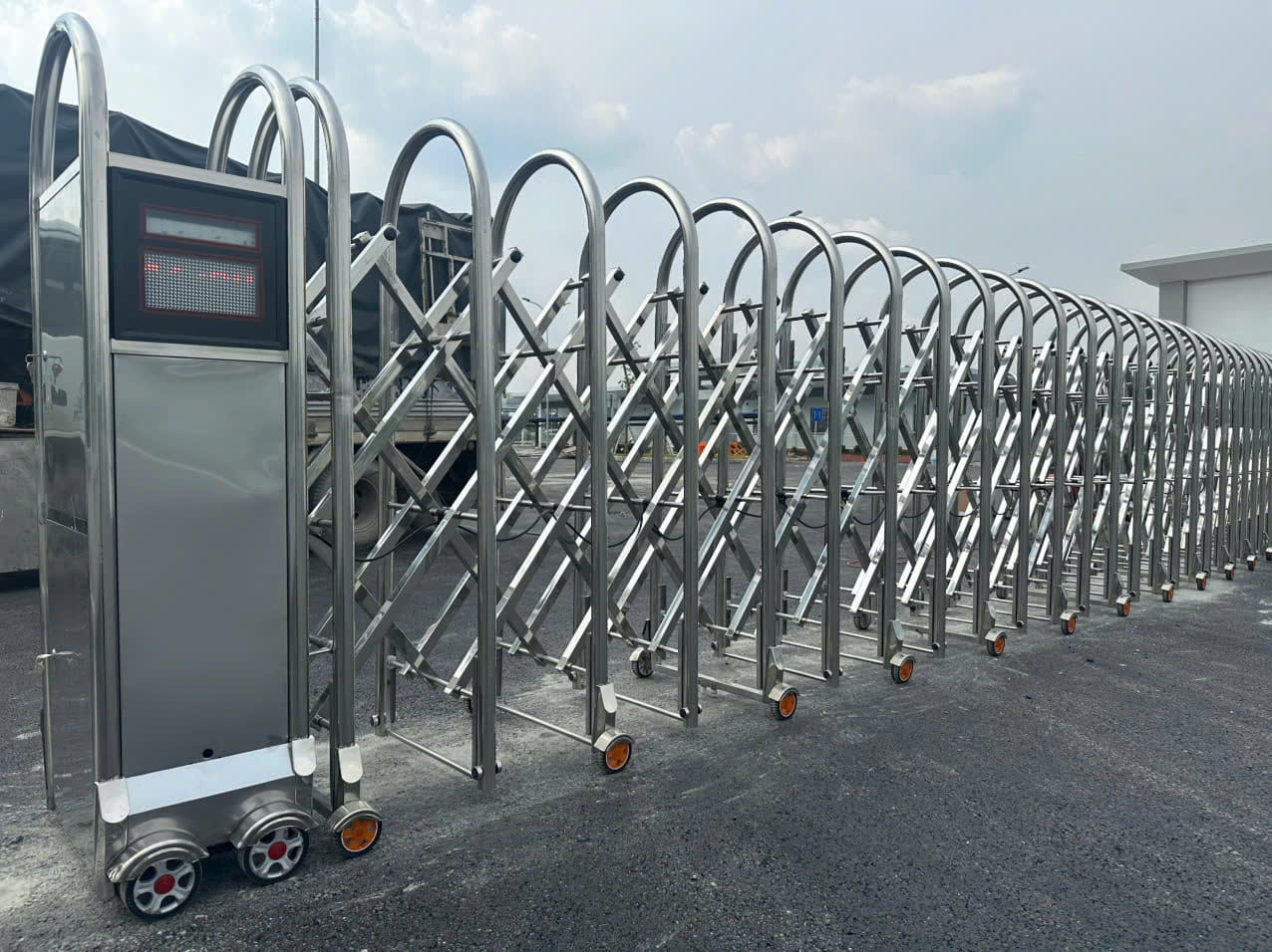 Thi công, lắp đặt và bảo trì cổng xếp inox