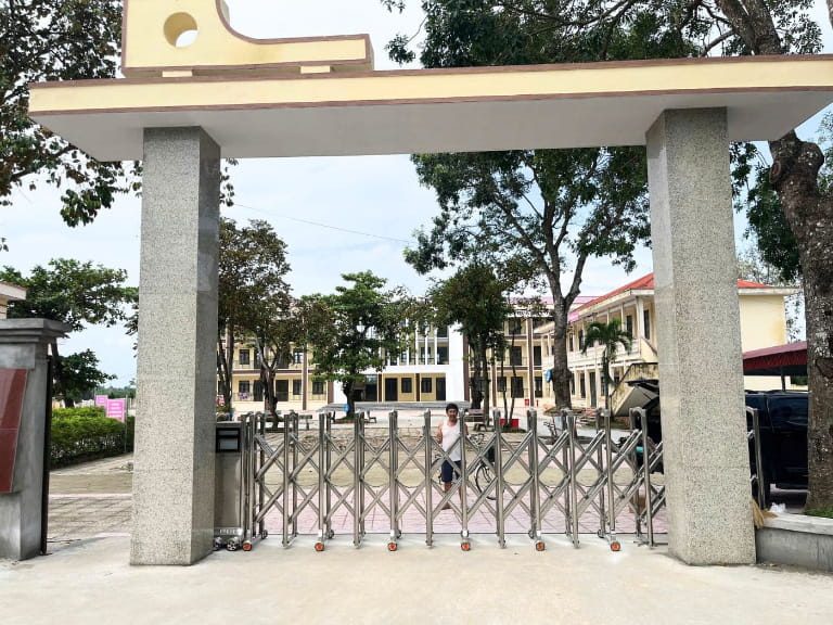 Cổng xếp inox cho trường học