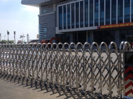 cổng xếp có ray và không ray