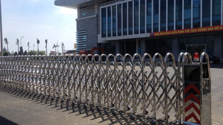 cổng xếp có ray và không ray