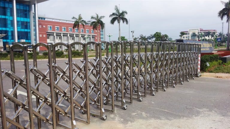 Nguyên lý hoạt động của cổng xếp không ray