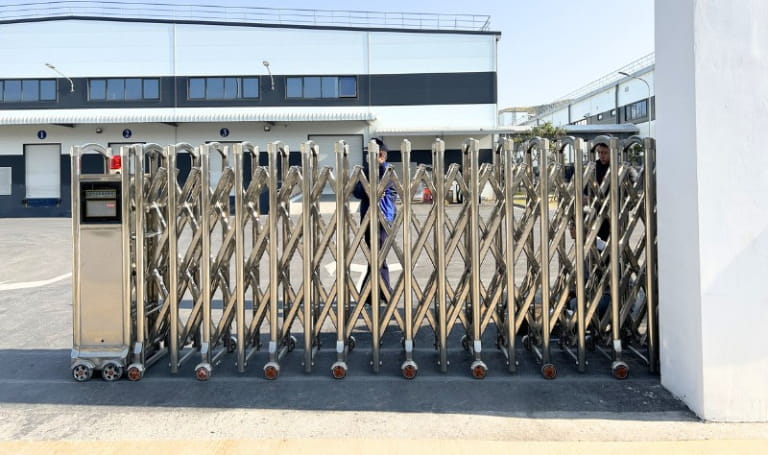 Cách kiểm tra cổng xếp inox 201 trước khi nghiệm thu