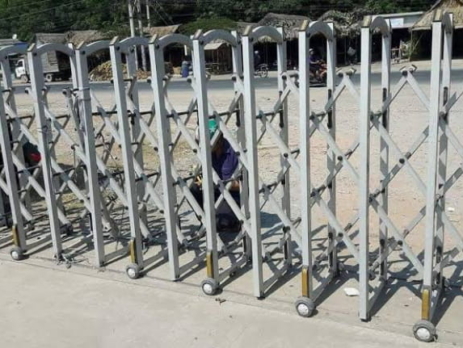 cổng xếp inox chống gió lớn