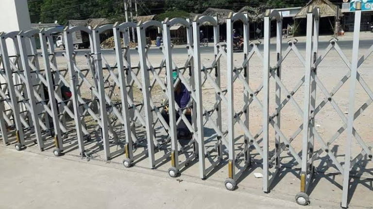 cổng xếp inox chống gió lớn