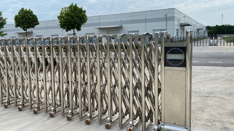 Tổng quan về cổng xếp inox chống gió lớn