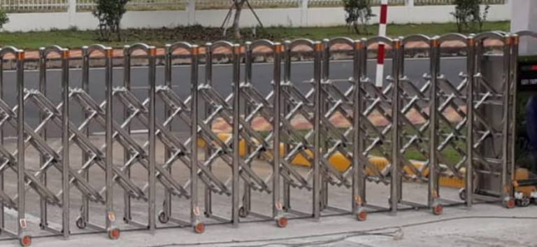 Lưu ý thiết kế cổng xếp inox cho khu vực nhiều gió