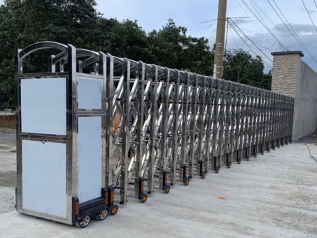 cổng xếp inox có dẫn điện không