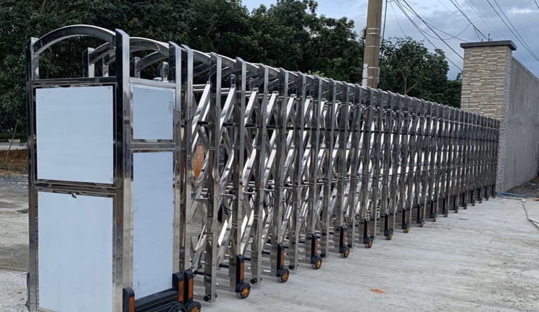 cổng xếp inox có dẫn điện không