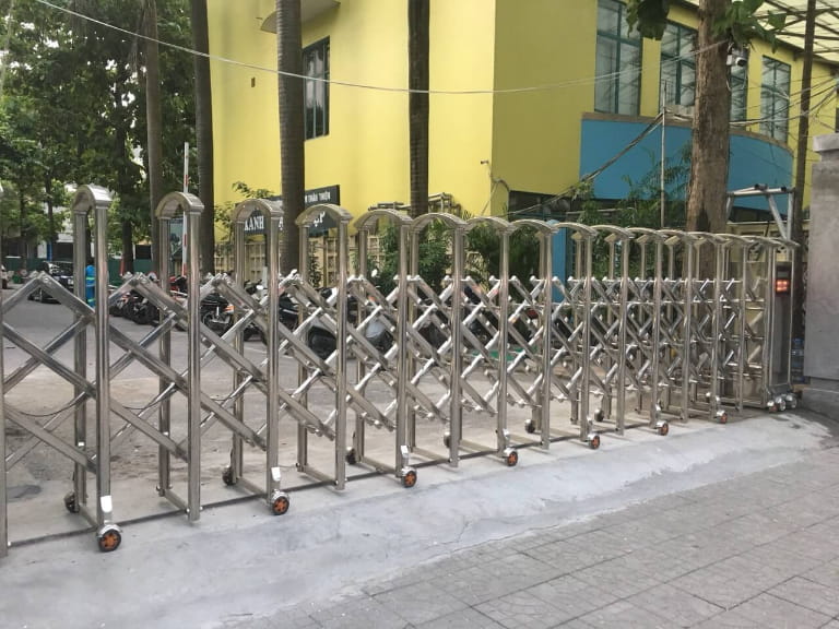Ảnh hưởng của môi trường ngoài trời đến cổng inox