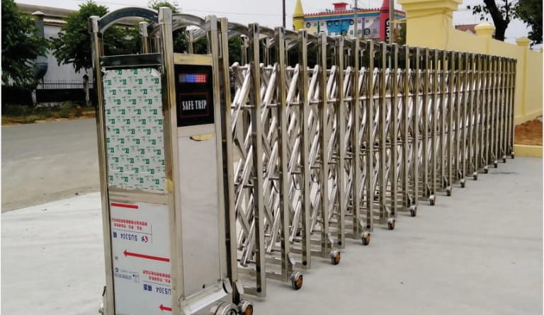 cổng xếp không ray có bền không