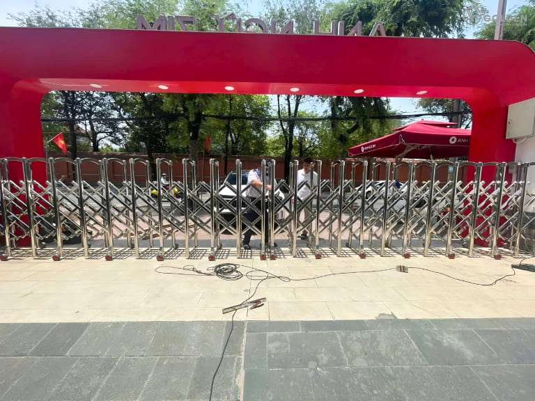 So sánh tổng quan giữa cổng xếp tự động với kéo tay
