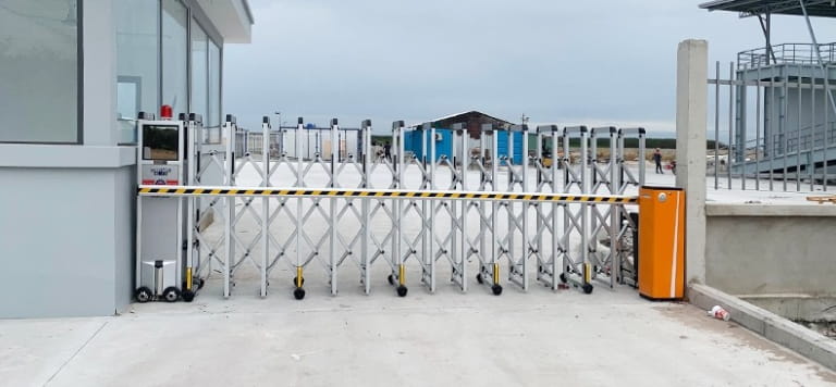 Giải pháp phối hợp cổng xếp inox và barie của Cổng Hồng Môn