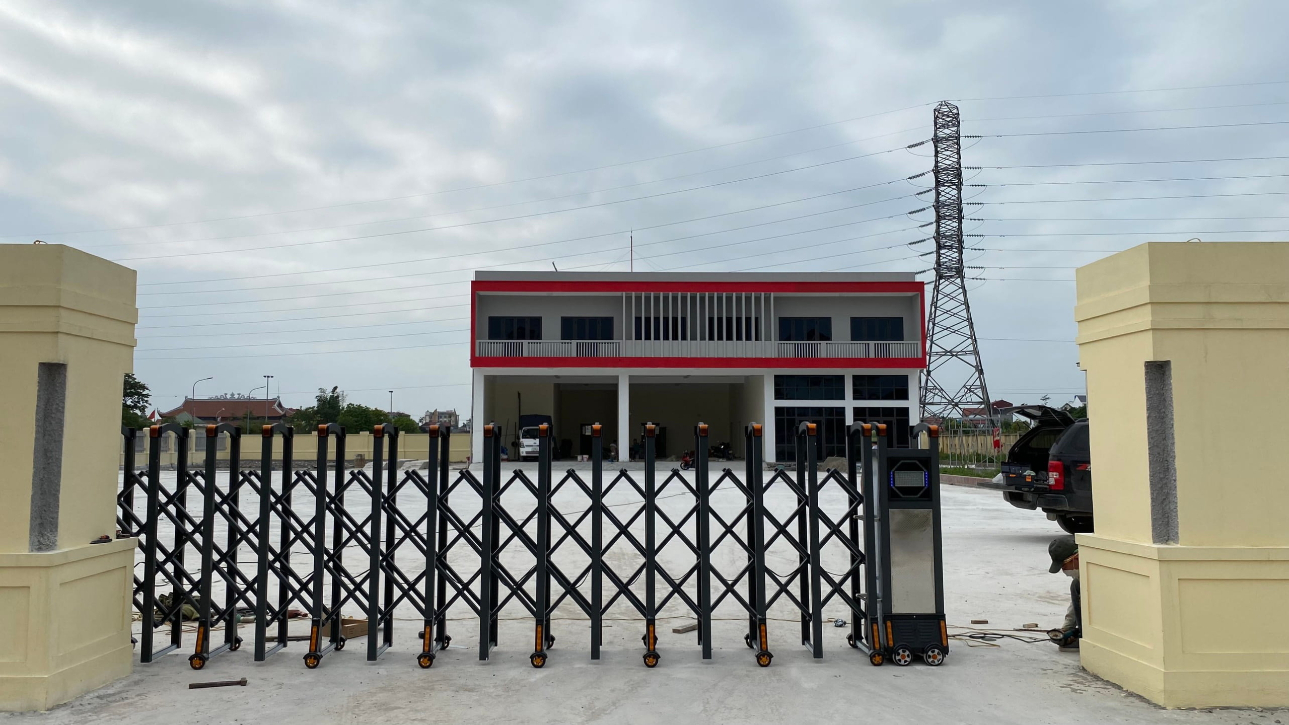 Cổng xếp màu đen