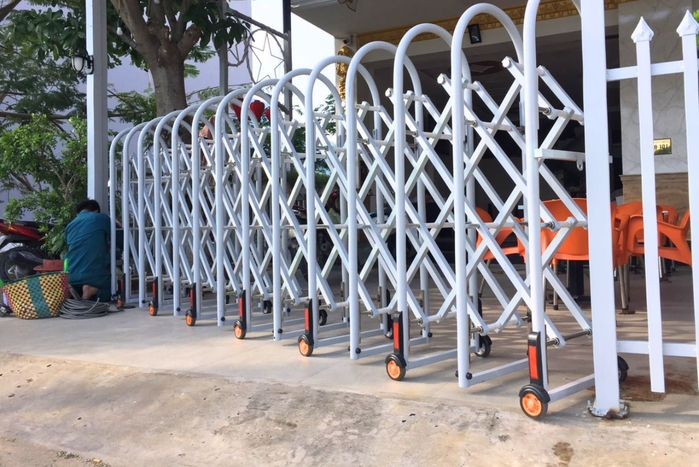 Cổng xếp màu trắng