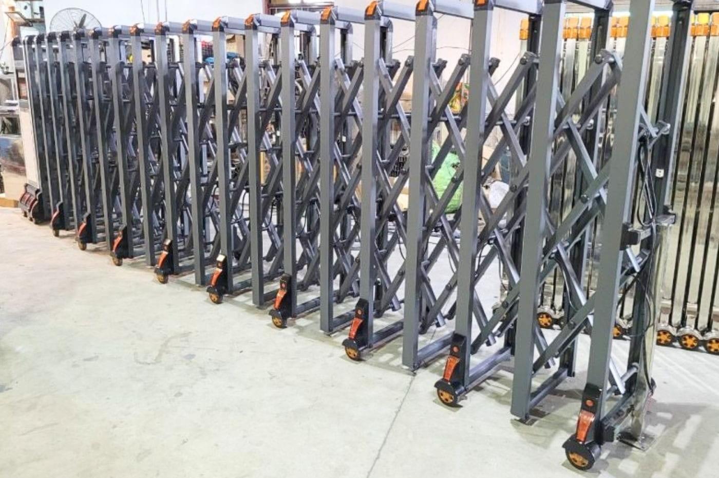 Cổng xếp inox màu xám trung tính