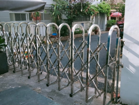 có nên mua cổng xếp cũ không
