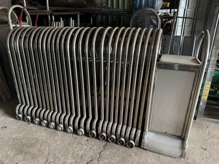 có nên mua cổng xếp cũ không