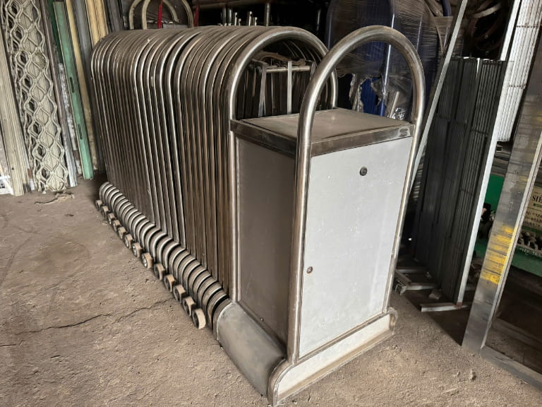 có nên mua cổng xếp cũ không