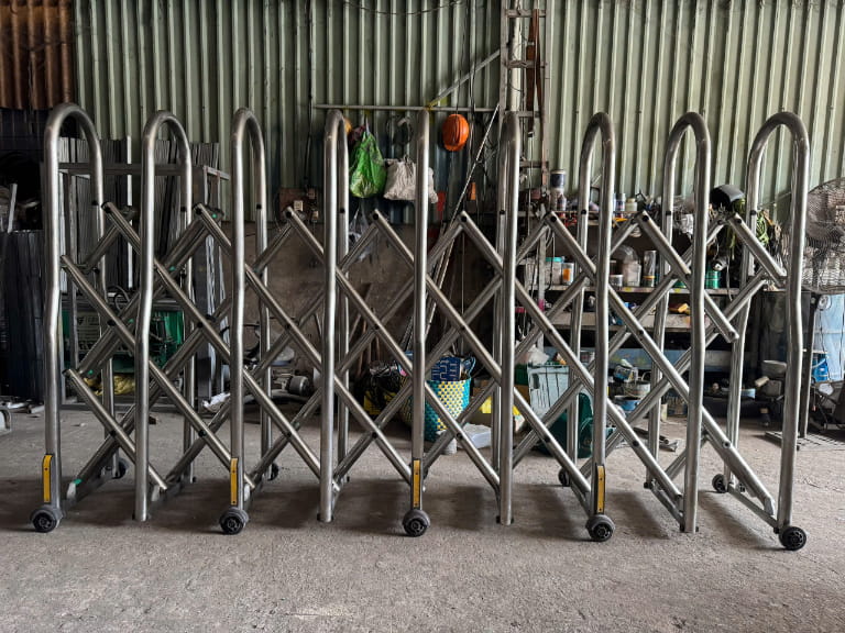 có nên mua cổng xếp cũ không