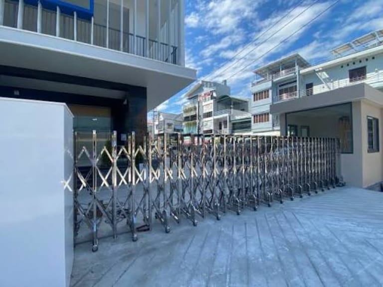 Cách hạn chế cổng xếp inox bị gỉ và xuống màu