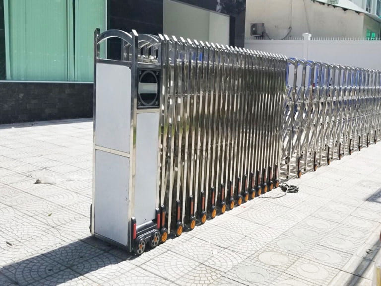 Cổng xếp inox có bị gỉ sét không