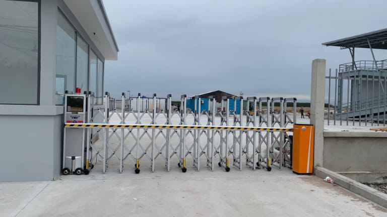 Có nên mua cổng xếp Trung Quốc giá rẻ không