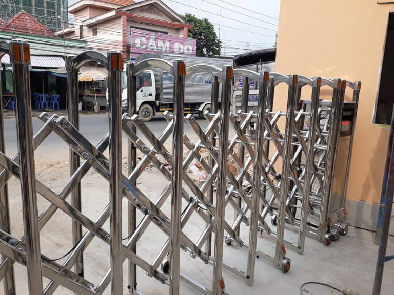 Cổng xếp inox tự động tại Cổng Hồng Môn