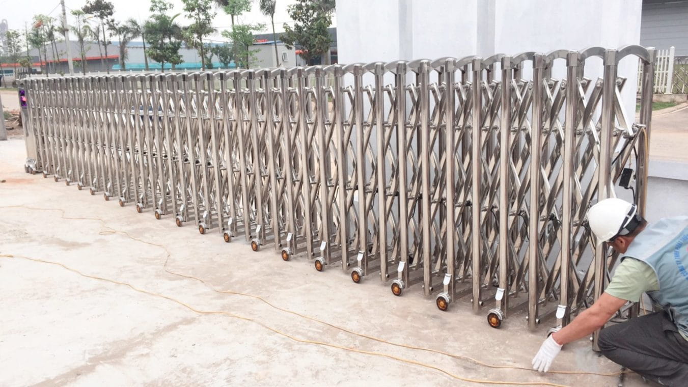 Bảo dưỡng cổng xếp điện vào mùa mưa