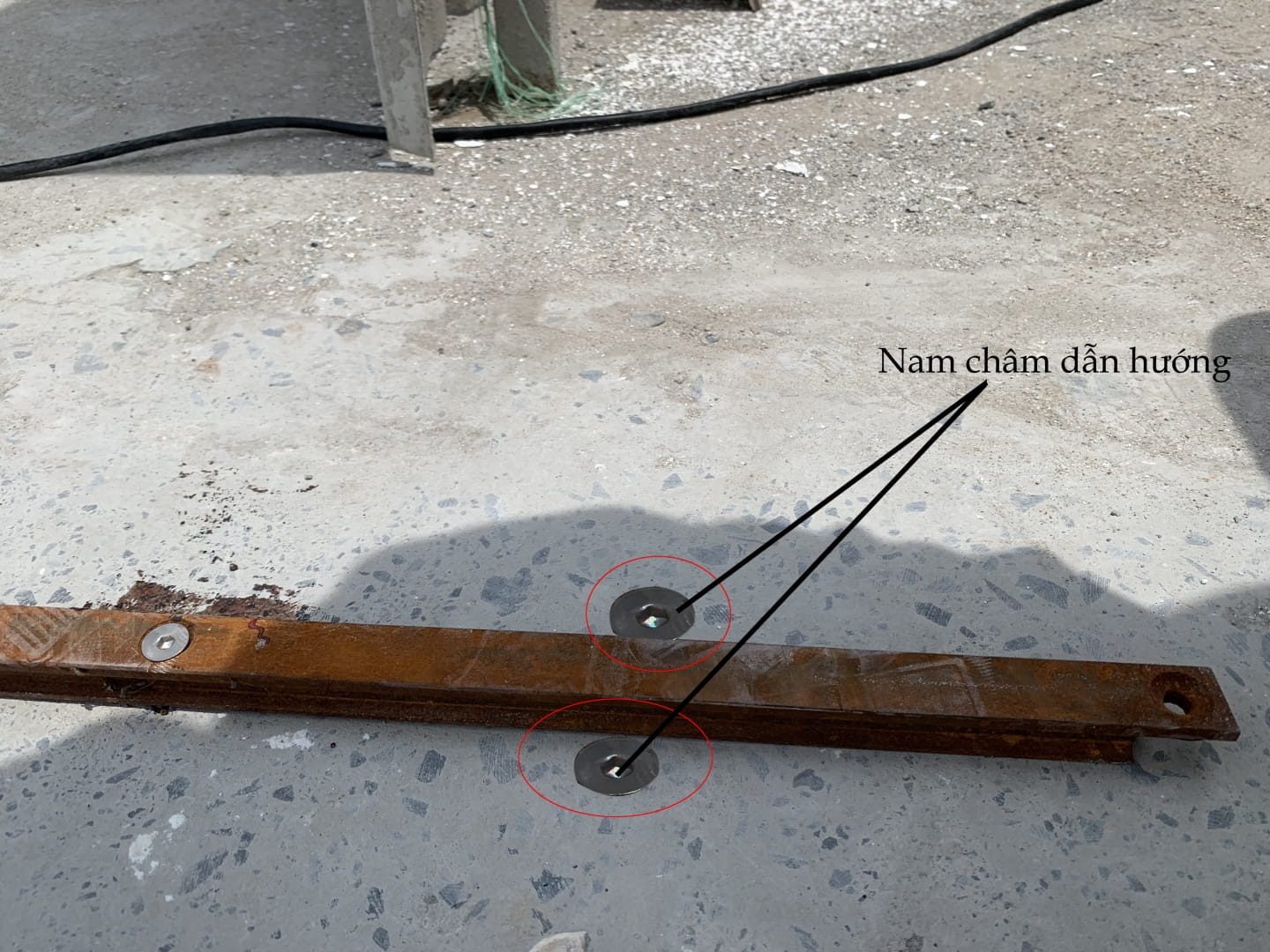 Cổng xếp không ray chạy lệch do nam châm